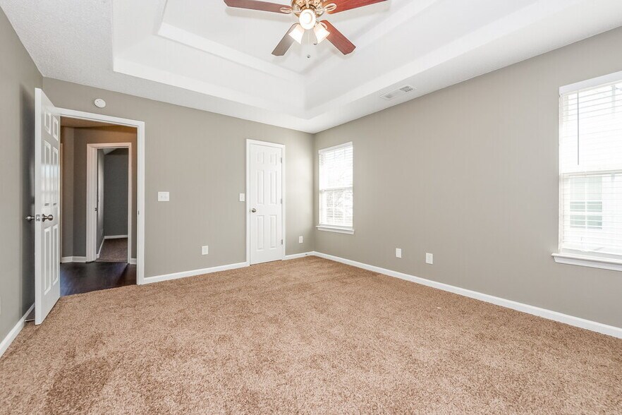 Building Photo - 2025 Registry Dr