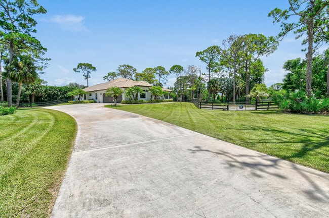 Building Photo - 3251 SW Holly Ln