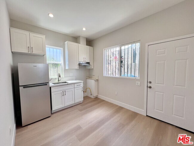 Building Photo - 446 W 88th St