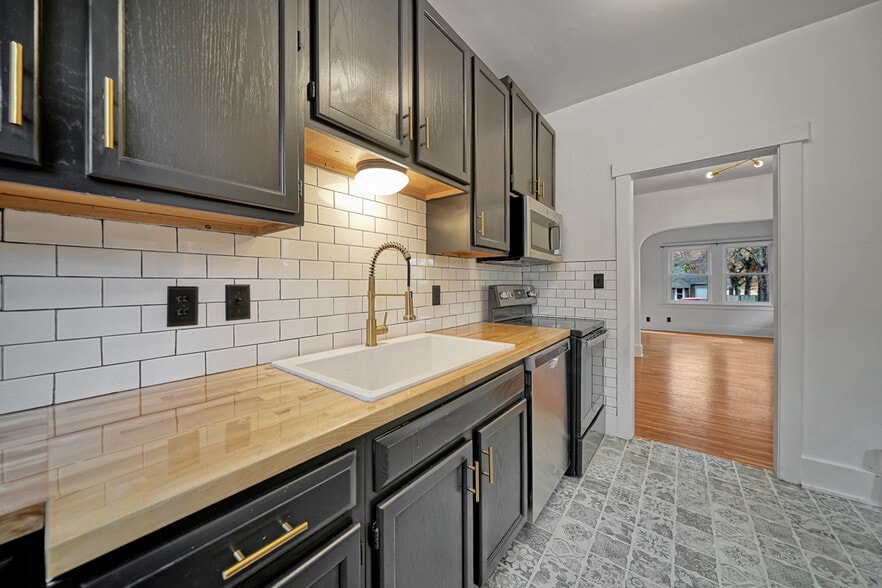 Building Photo - 3940 J St