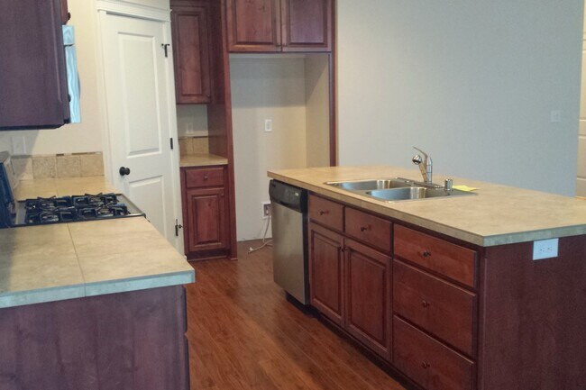 Building Photo - Spacious & Beautiful Home in Great Locatio...