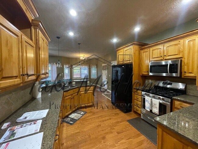 Building Photo - 4 Bedroom Home in Kickapoo District!