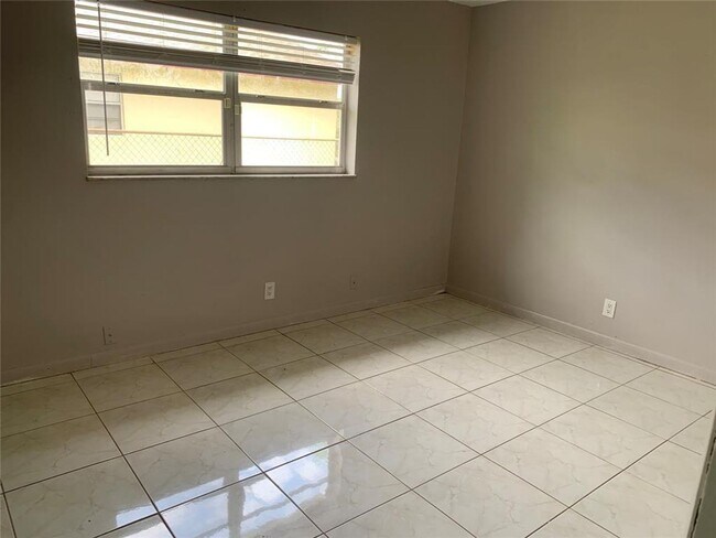 Building Photo - 990 SW 76th Ave