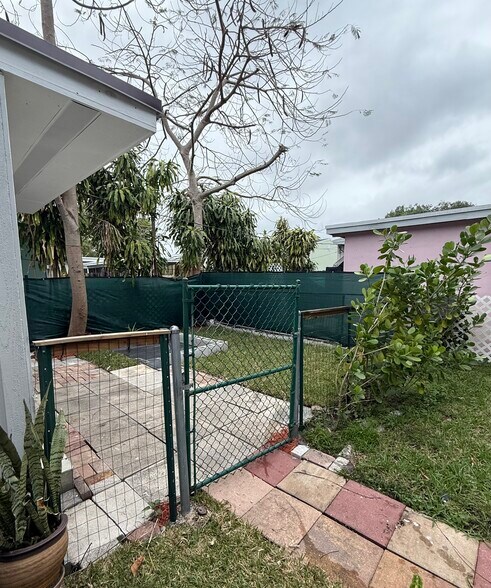 Building Photo - 2426 Scott St