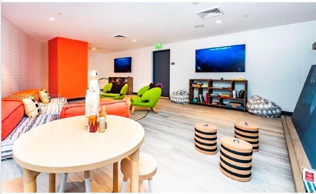 Building Photo - 2831 S Bayshore Dr