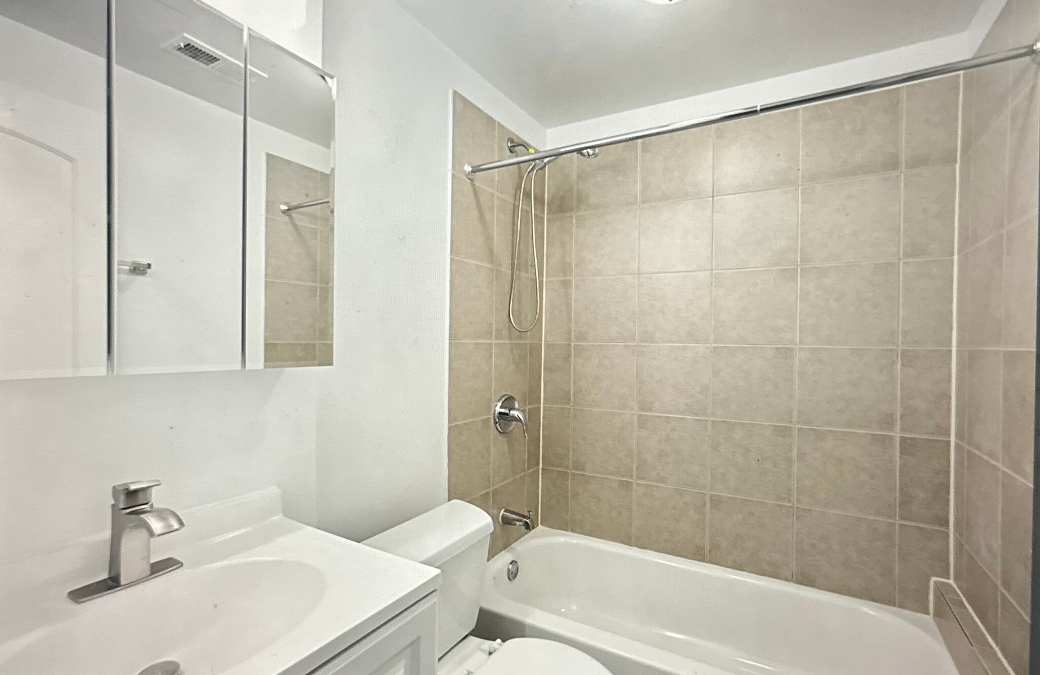 Building Photo - 2007 W Jarvis Ave