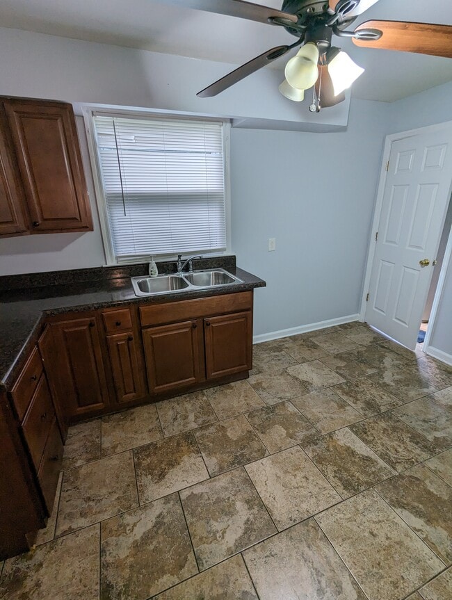 Building Photo - 3213 Lagrange Dr