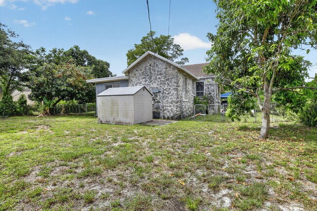 Building Photo - 2465 Taylor St
