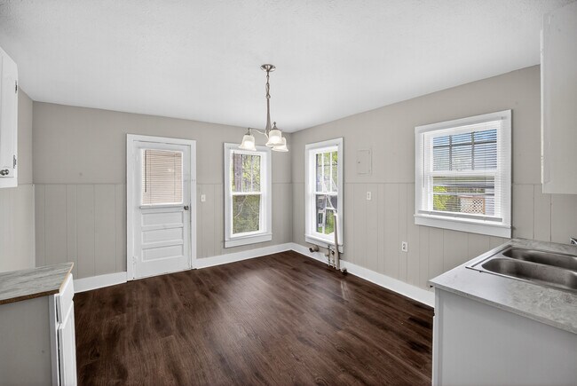 Building Photo - 225 Sunset Ave