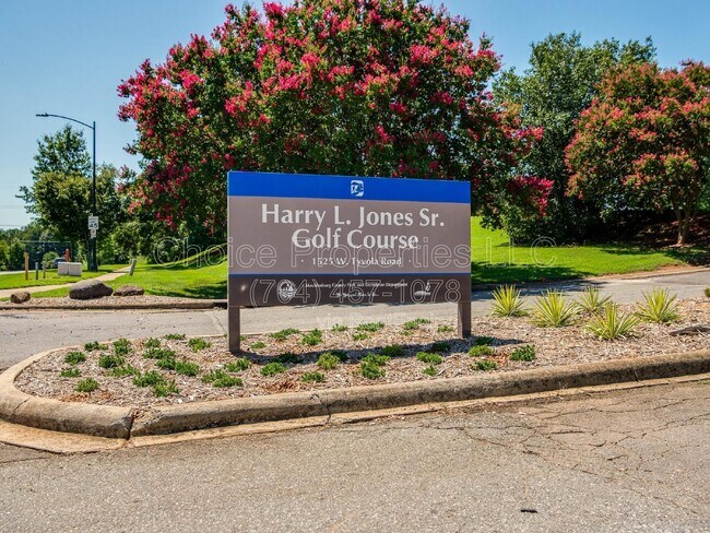 Building Photo - 4027 Zilker Park Dr