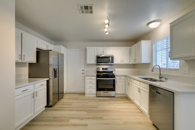 Building Photo - Charming 3-Bed, 2-Bath Single-Story Home i...