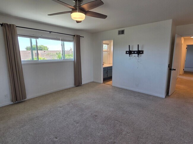 Building Photo - E. Ventura 4+2.5 Single Family Home w/ man...
