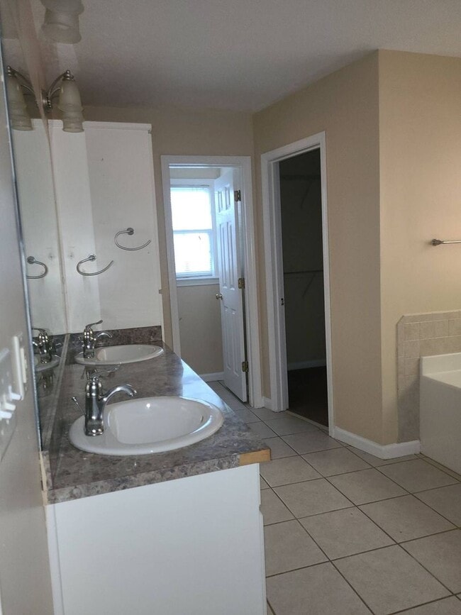 Building Photo - 4 BR 2Ba