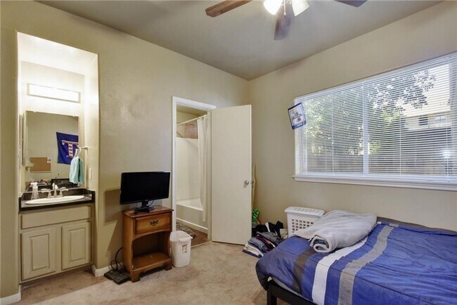 Building Photo - 4X2 Condo Less than $900/Bedroom for August