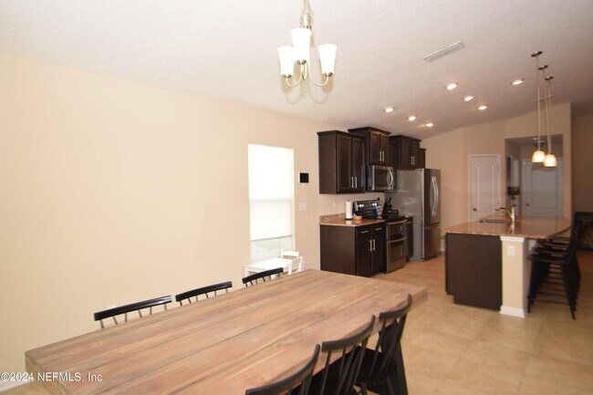 Building Photo - 12593 Itani Wy