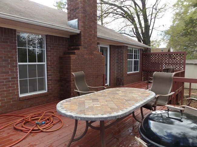 Building Photo - 2000 Ridgewood Dr