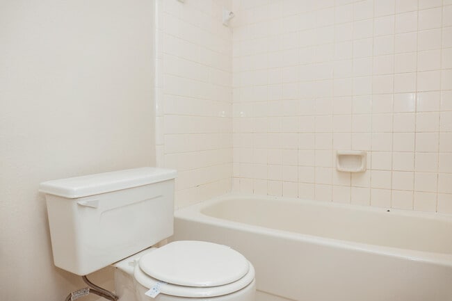 Building Photo - 410 Tanglewood Dr