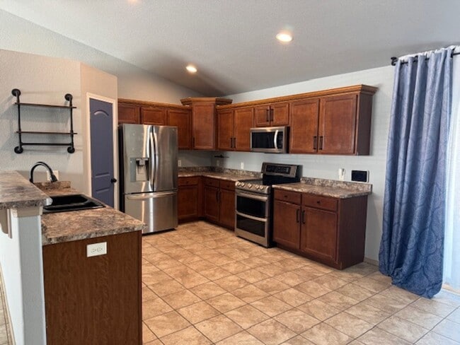 Building Photo - ALL PROSPECTIVE TENANTS MUST SUBMIT A $58 NON-REFUNDABLE APPLICATION FEE PER APPLICANT ONLINE AND...