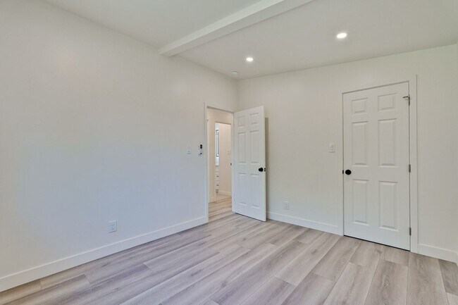 Building Photo - Charming updated 3 bedroom, 1 bathroom hom...
