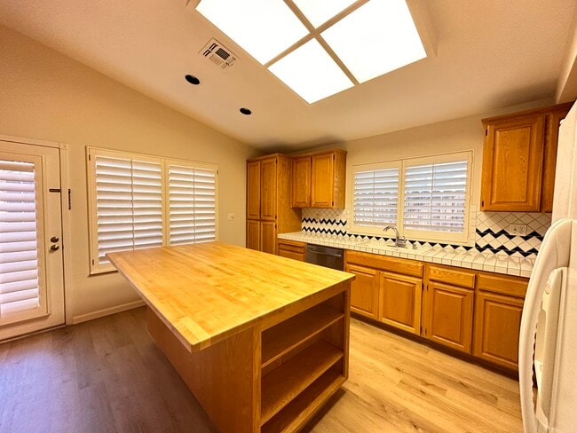Building Photo - 4976 Mesa Ridge Dr