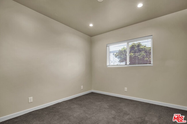 Building Photo - 2816 3/4-2814 W Jefferson Blvd