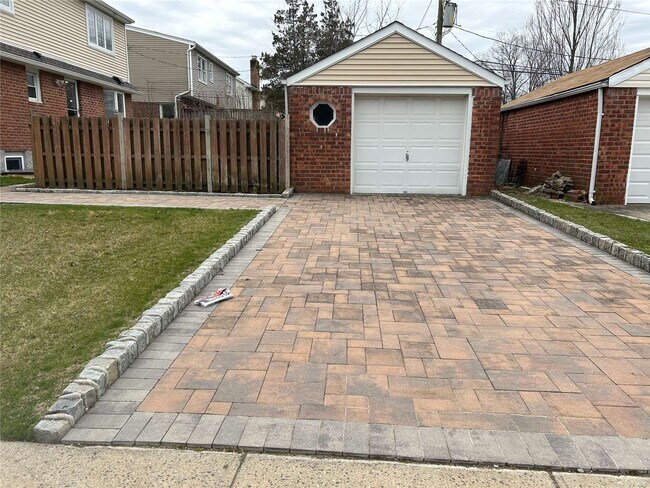 Building Photo - 2 Linden St