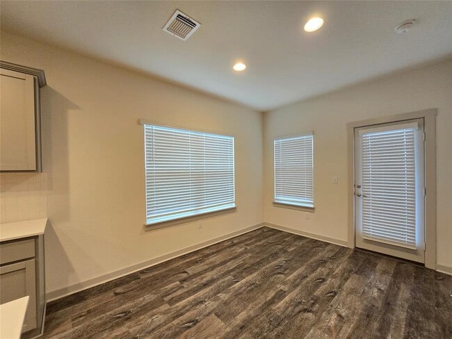 Building Photo - 10305 Fulton Ave