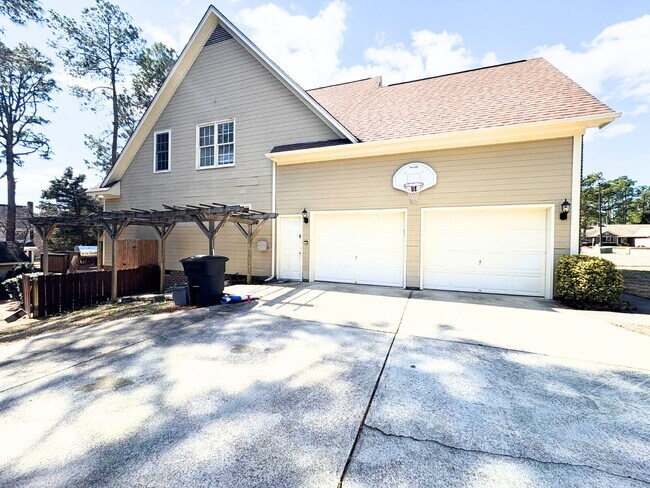 Building Photo - Beautiful executive home, in desirable neighborhood close to schools and Fort Bragg