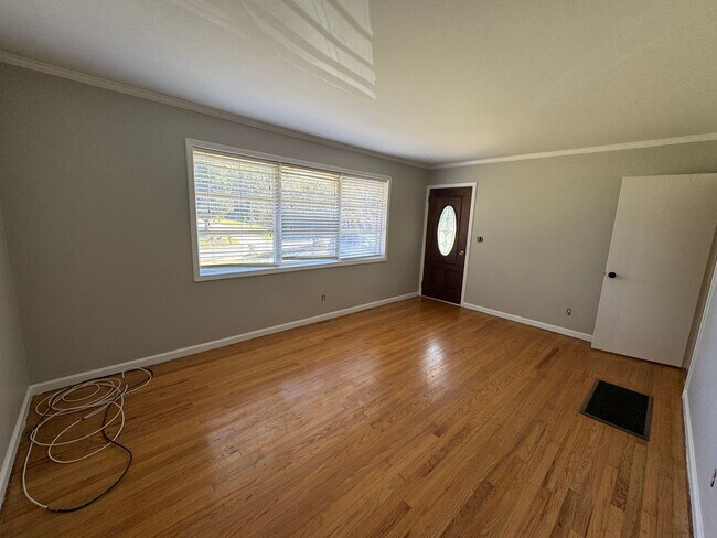 Building Photo - Nice Brick 1/1 with bonus rooms in Silver ...