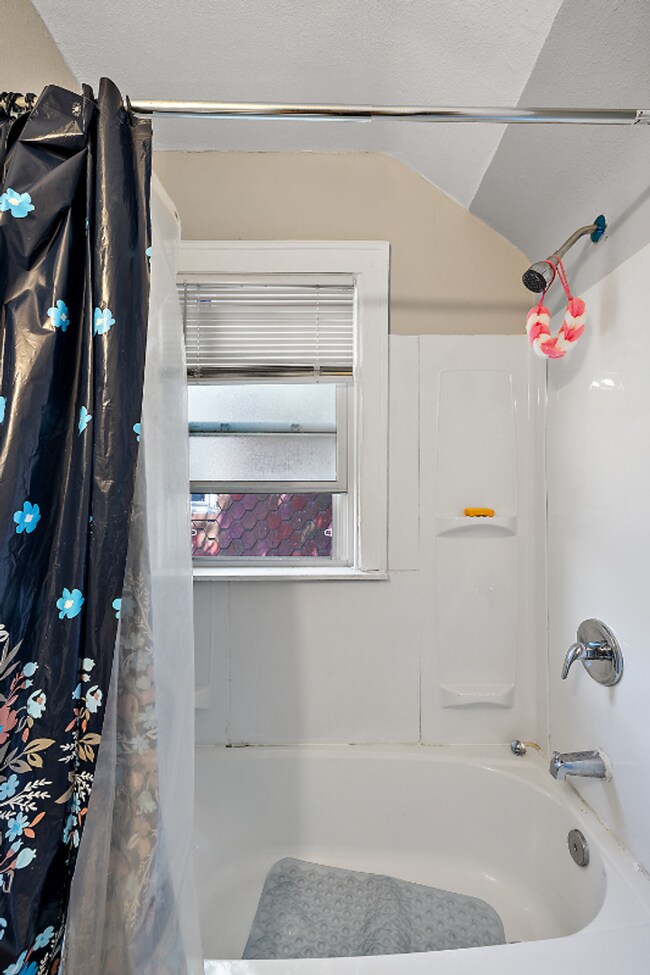 Building Photo - Brick 4 bedroom