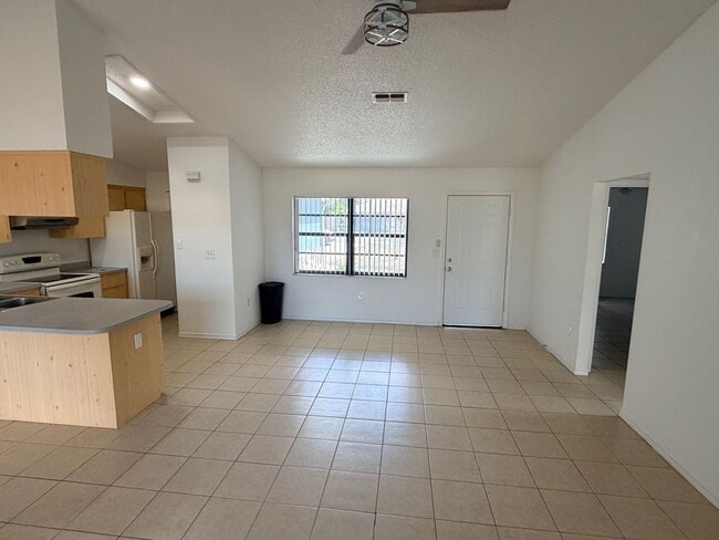 Building Photo - READY TO MOVE INTO 3/2/2 WITH IDEAL LOCATION!!!!