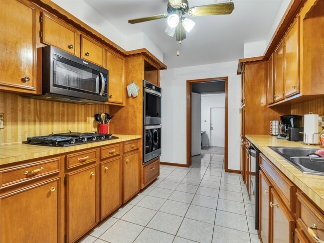 Building Photo - 4002 Thistledown Dr