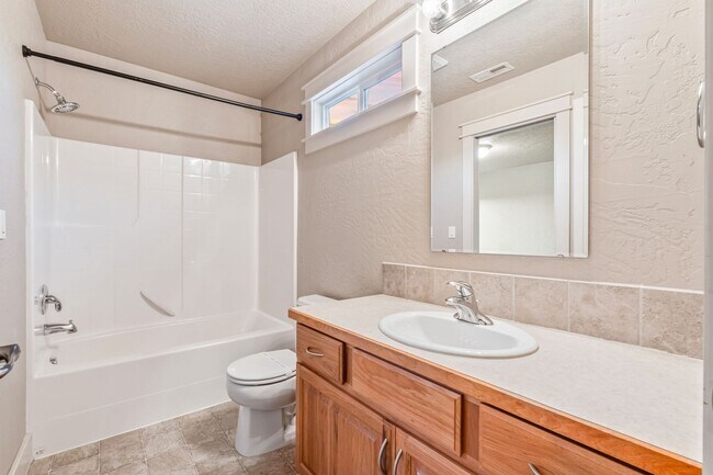 Building Photo - SE BOISE 5BD/3.5BA PLUS OFFICE