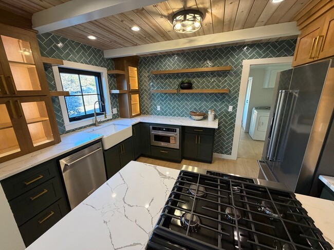 Building Photo - WAL2 - FULLY renovated 3 bed 1.5 bath Duplex on OAKWAY!