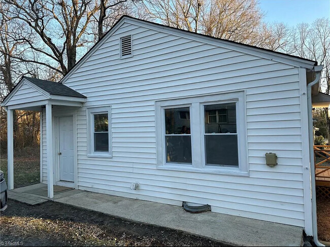 Building Photo - 511 Tremont St