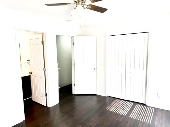 Building Photo - Updated Townhome in University Park!