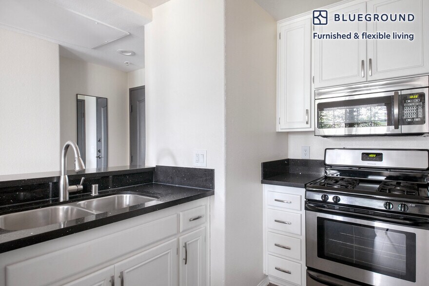 Building Photo - 114 N Doheny Dr