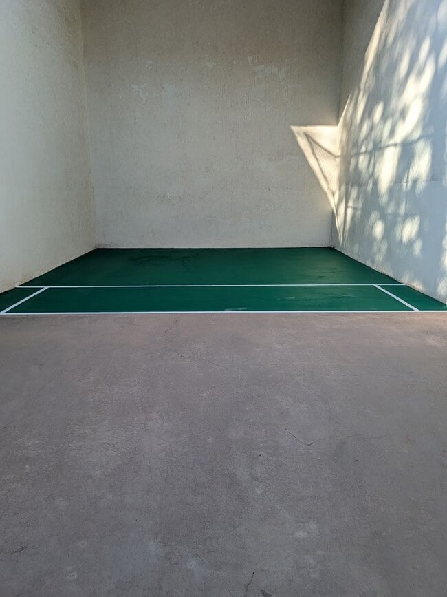 Building Photo - Beautiful 2 bedroom 2 bath Condo  New Paint and flooring throughout