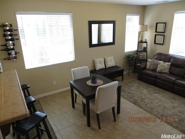 Building Photo - Great Lincoln Crossing Location, walk to Starbucks and More!