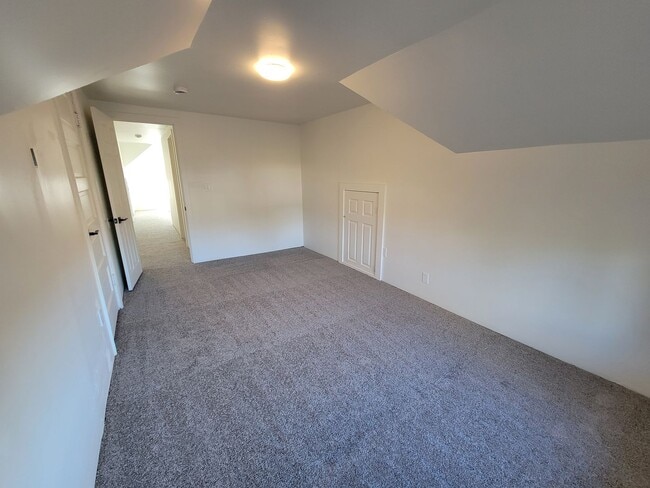 Building Photo - Don’t Miss This! Spacious 2 Bed, 2 Bath in North Portland