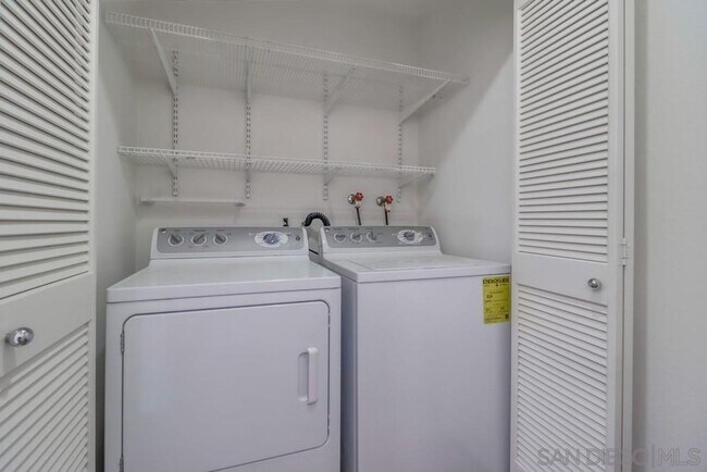 Building Photo - Tri-Level Townhome Condo for Rent – 2 Bed,...