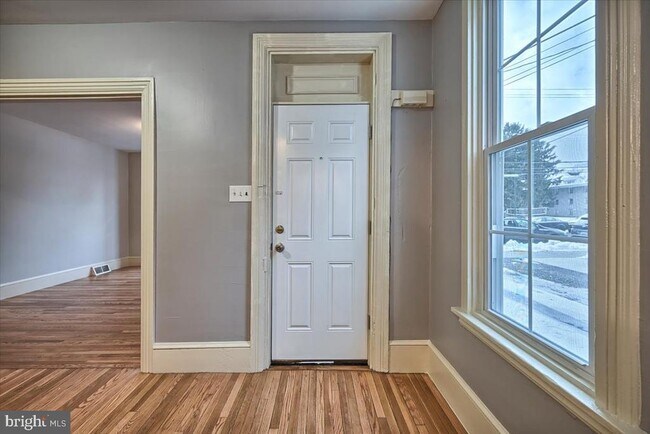 Building Photo - 413 W Louther St