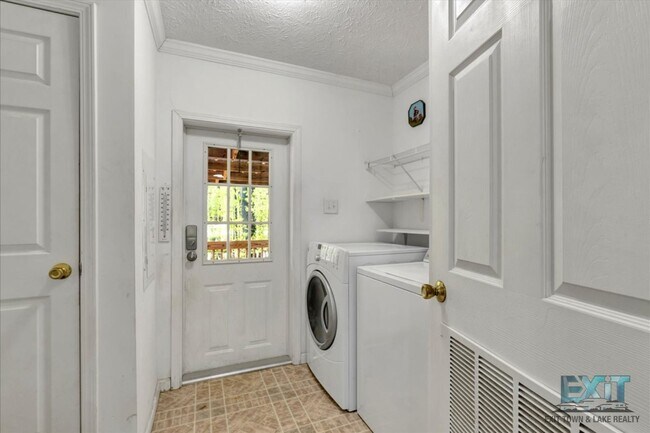 Building Photo - Welcome to this 3 Bedroom, 2 Bath Home in Wildwood Point!