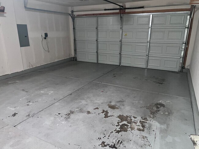Building Photo - 2 Bedroom with major appliances, 2 car gar...