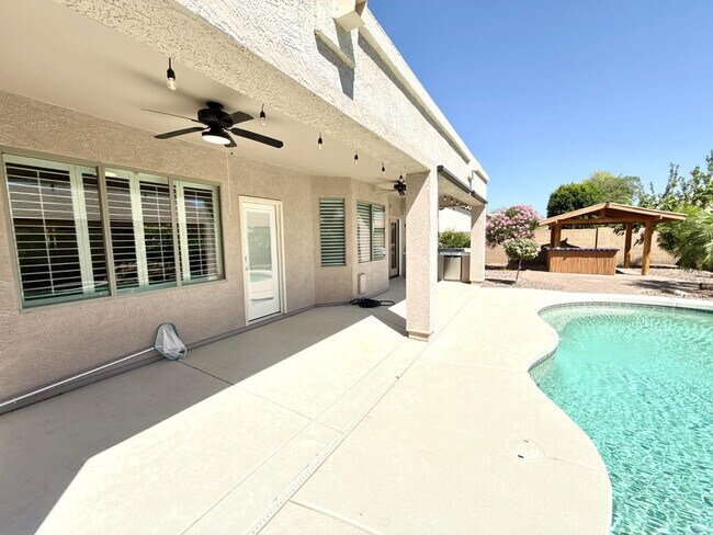 Building Photo - 17455 W Meadow Ln