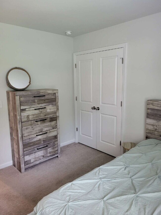 Building Photo - "Spacious Fully Furnished 4-Bedroom Townho...