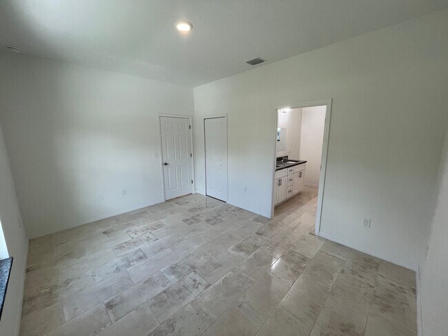 Building Photo - ASK US ABOUT FREE RENT-MOVE IN READY 3/2-L...
