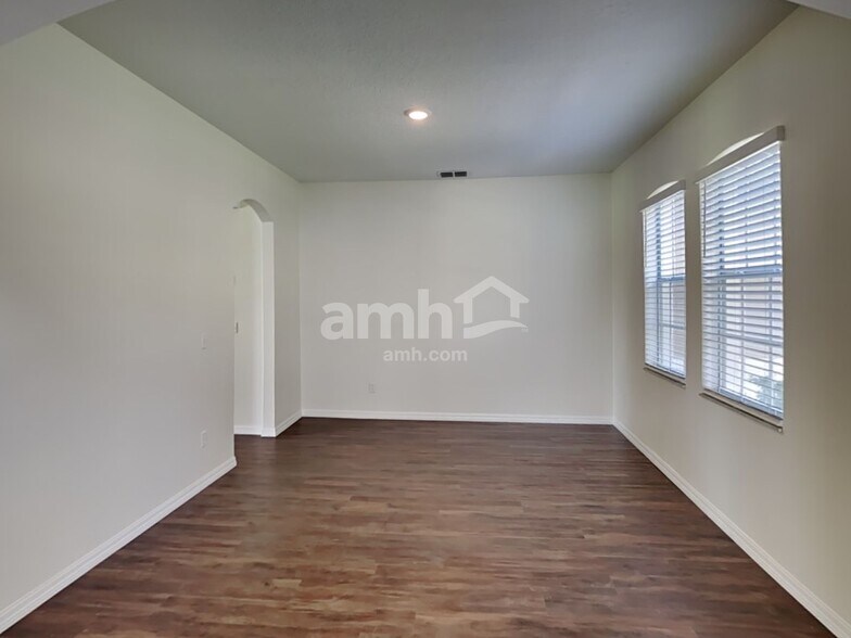 Building Photo - 2300 Treetop Ln