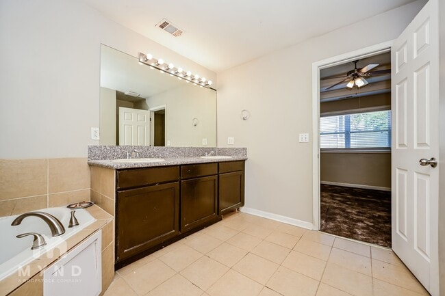 Building Photo - 1575 Laurel Park Pl