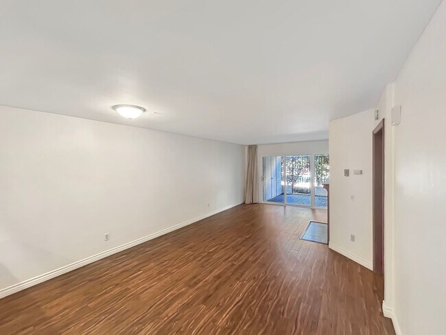 Building Photo - Amazing 2BR/2BA in the heart of UTC! Parki...